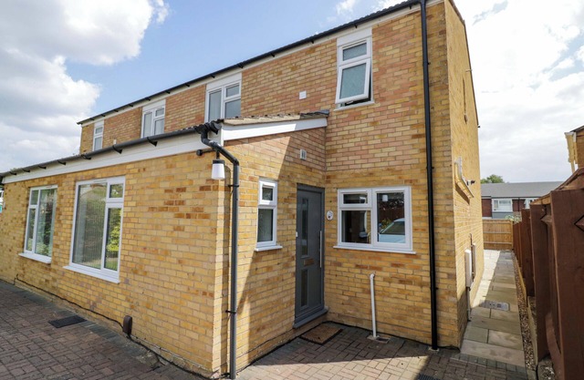 22 OLD CHAPEL CLOSE, family friendly, with a garden in Kidlington