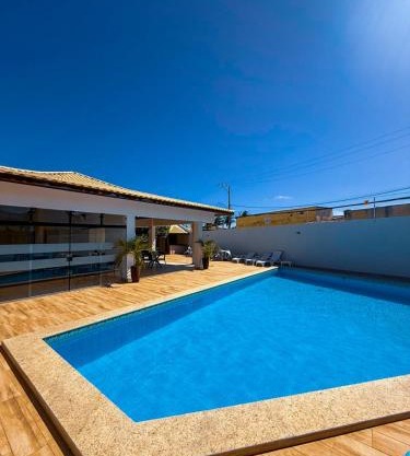 230m da PRAIA, casa com ESPAÇO GOURMET e CHURRASQUEIRA, Portaria 24h, 2 VAGAS de GARAGEM, acomoda até 10 PESSOAS, Próximo a MERCADOS e FARMÁCIA