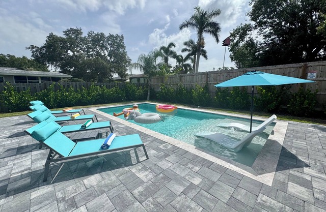 25% off in Oct - SandyFeet - family-friendly, private heated pool, 5 mi to beach