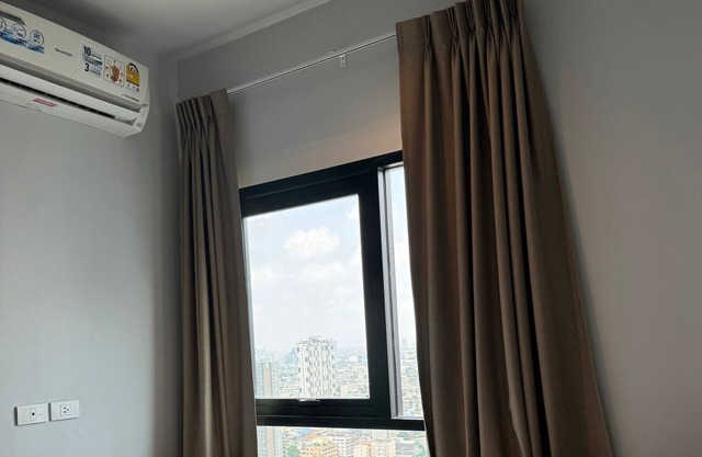 27 fl High rise new condo 1Bedroom next to TaladPhlu BTS