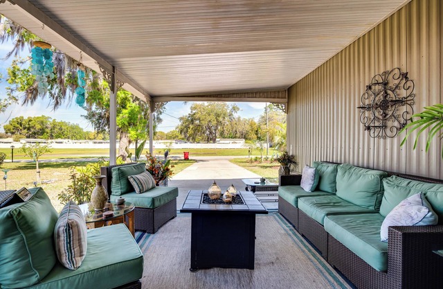 27 Mi to The Villages: Lush Home w/Outdoor Space!