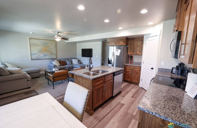 285 - Bear Lake Escapes. The perfect lake vacation in Bear Lake, Utah! BLE #285