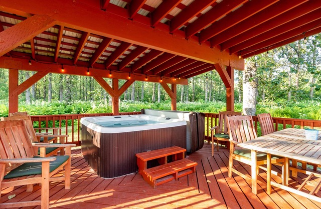 2B/2B Guest Cottage with outdoor hot tub. 2 miles from city center.