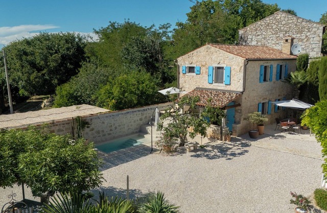 2B Entire Holiday Home. Pool, Parking, Pergola, Private. Quiet Village Location.