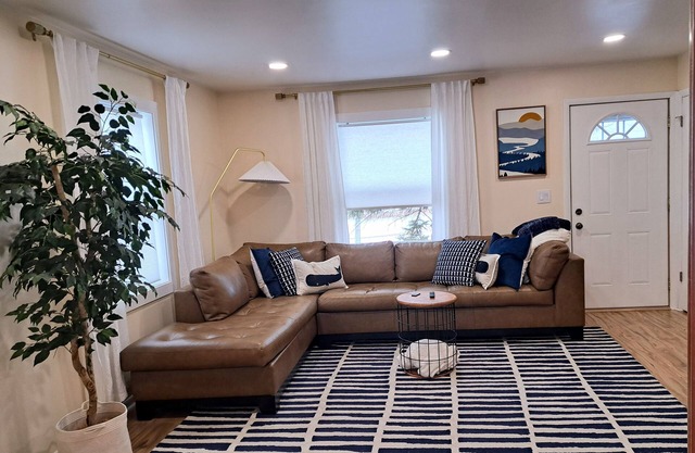 2bed/1bath TH - 7min Six Flags, 14min Navy Base
