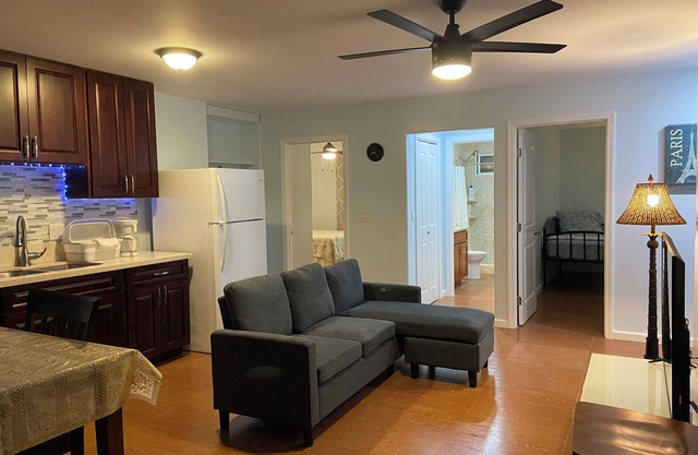 2bedrm/1bathrm, near shopping center and freeway