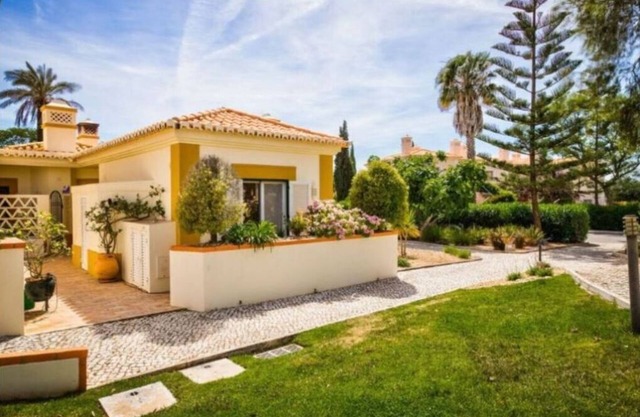 2bedroom 2en suite Bungalow private Terrace and garden BBQ shared heated pool