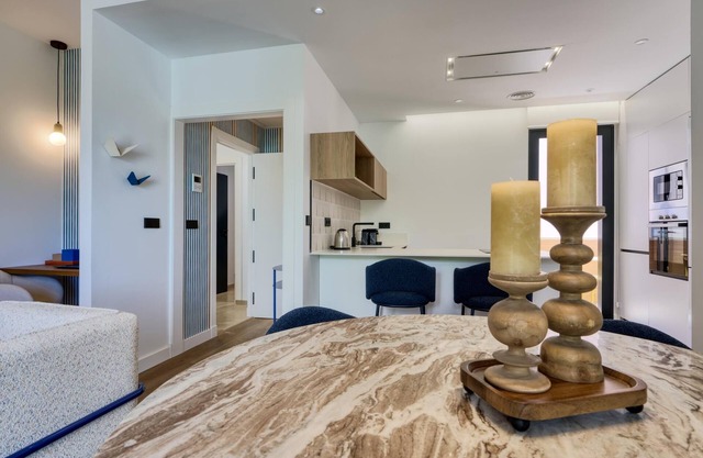 2BR/2BA Apt, 3rd Floor, Elevator, Workspace & Free Parking