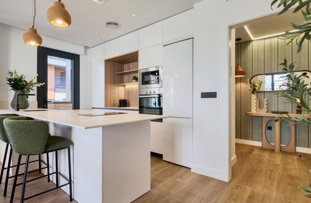 2BR/2BA Apt, 4th Floor, Terrace with Views & Parking