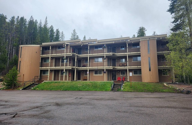 2BR 2BA Condo a Short Walk from Town!