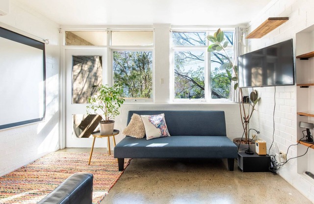 2BR Apartment in Parkville Steps from Royal Park