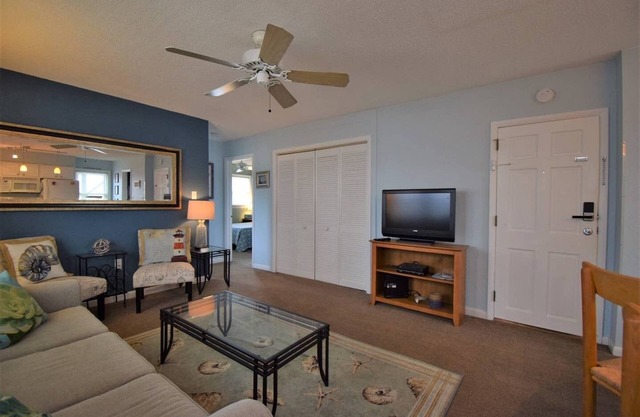 2BR Condo in Heart of Downtown - Walk to Beach & Shopping