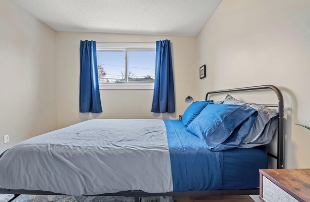 2BR | Cozy & Clean | Main Floor | Calgary Core