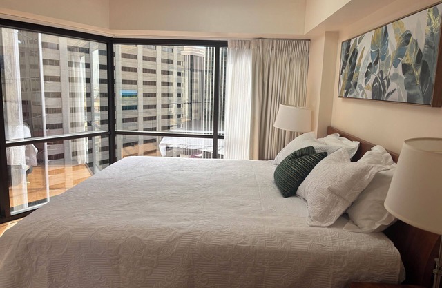 2BR+Den High Floor Ocean View Free Parking