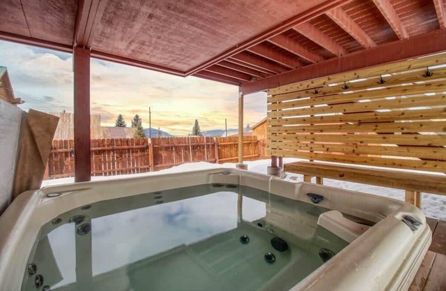 2BR - Hot Tub - Deck w/Amazing Mountain Views