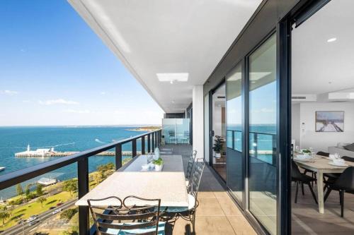 2BR Penthouse with Bay Views by Short & Long Stays