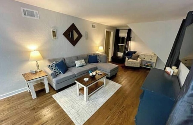 2BR Upper Unit with Modern Amenities - Welcome Home in West Allis