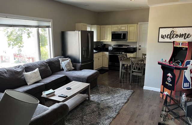 2BR with a king, queen-beds sofa bed 65’TV free parking close to everything