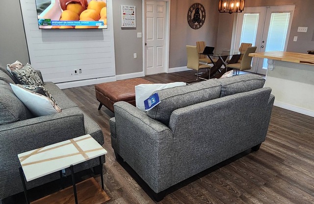 3/2 near the beach, boat docks, and snorkeling big yard and electric car charger