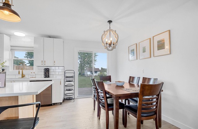 3 bdr cottage w/pool & hot tub-close to marina & golf course