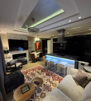 3 Bed 2 Bath Luxury Apartment in Kensington