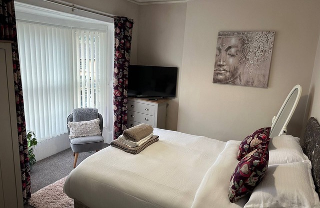 3 Bed Flat - Sleeps 6 - Parking - Wifi