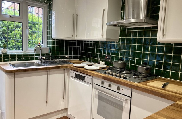 3 bed house free off street parking with garden