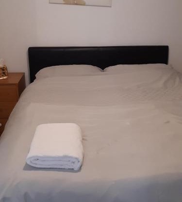 3 Bed House - Sleeps 4 - Parking - Wifi