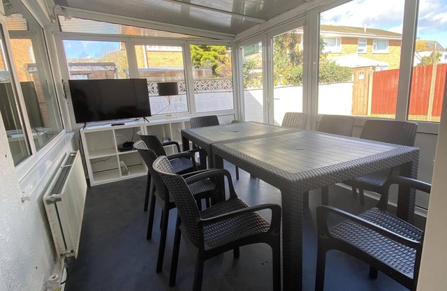 3 Bed House - Sleeps 6 - Garden - Parking - Wifi