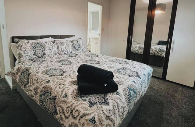 3-Bed House Sleeps 8-Free Parking & Private Garden