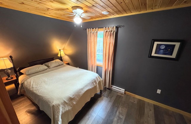 3 bedroom,1.5 bathroom lake Chalet retreat.