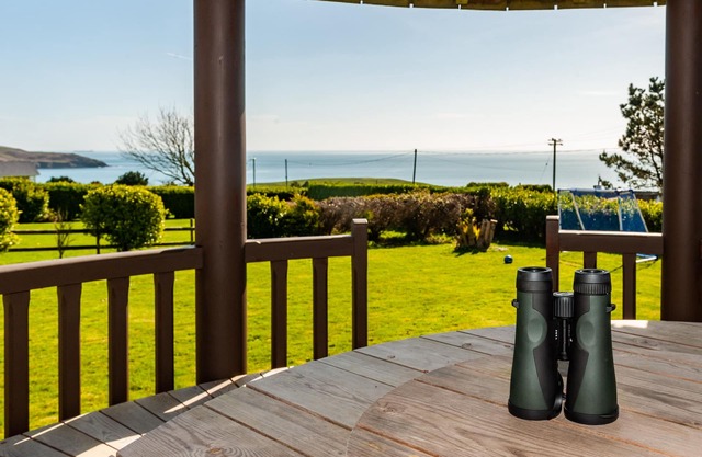 3 BEDROOM , 2 BATH Sleeps 8 - WILD ATLANTIC WAY, WITH OCEAN VIEWS ,KINSALE, CORK