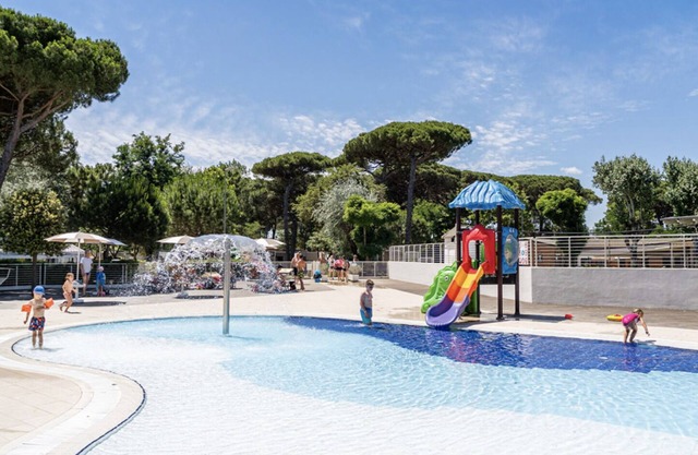 3 bedroom, 2 bathroom mobile home with veranda, terrace, in Punta Marina camping