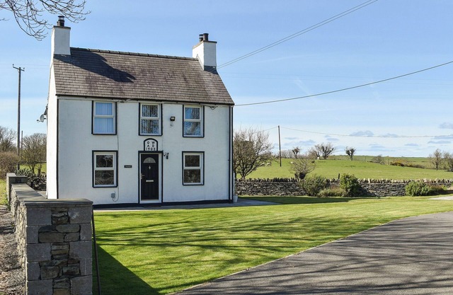 3 bedroom accommodation in Llanfechell, near Amlwch