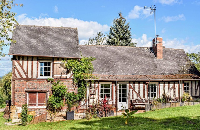 3 bedroom accommodation in Crouttes