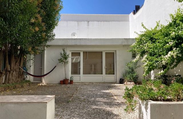 3 bedroom apartment with courtyard in Praça das Flores