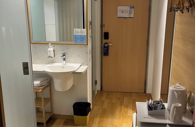 3-bedroom bed & breakfast in amazing Delhi with AC near big park and good air