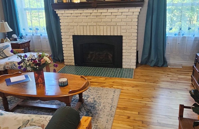 3-bedroom bungalow in charming Carter's Point with AC, WiFi. Close to beach.