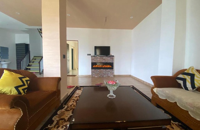 3 bedroom cottage with hot tub/ barbecue/Himalaya