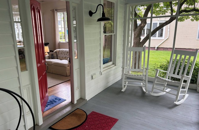 3-bedroom historic vacation home newly renovated in the middle of Oxford MD.