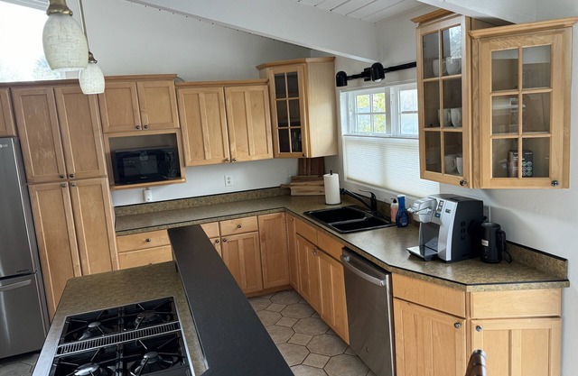 3 bedroom house 3 miles from Fort Stevens State Park and 9 miles from Astoria.