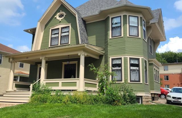3-bedroom house 6 blocks from downtown 2 blocks from 9 sororities in Iowa City