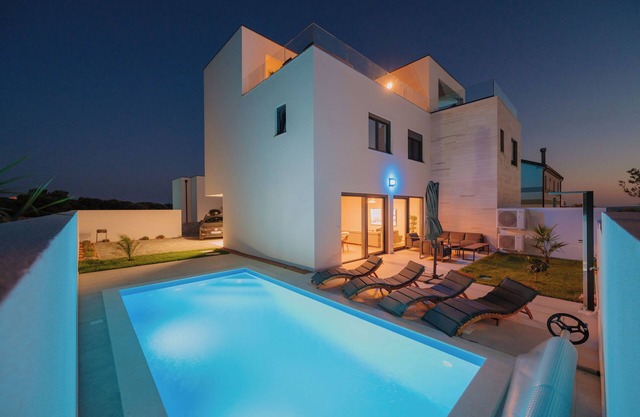 3-bedroom house in lovely Mandre with AC, WiFi. Enjoy your stay