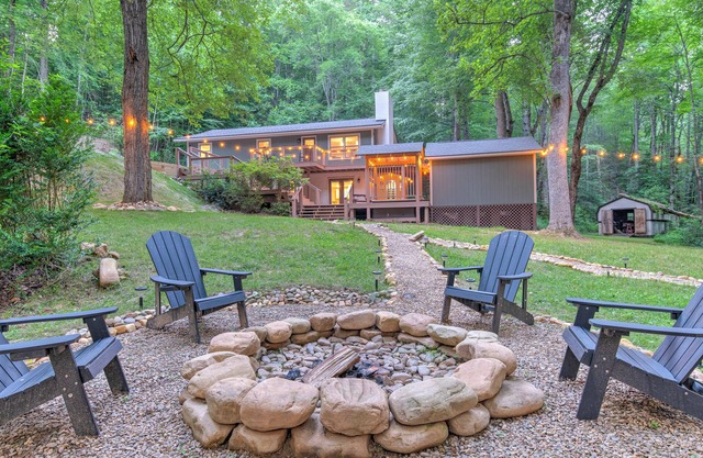 3 Bedroom House in DuPont with Hot-tub, Sauna, and Game Room!