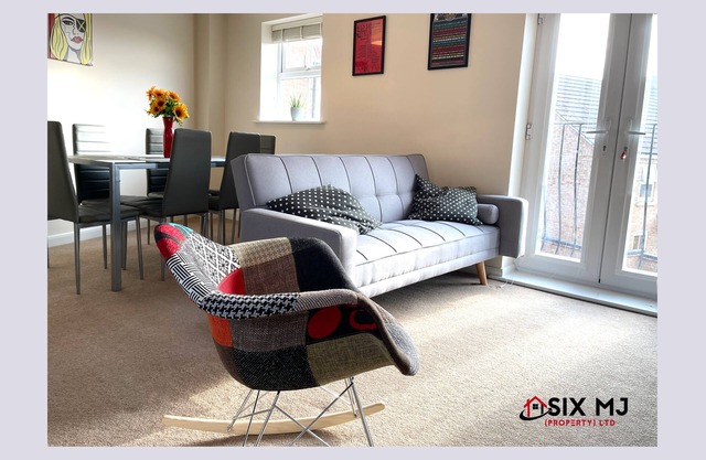 3 bedroom house with private parking, near Rushden Lakes