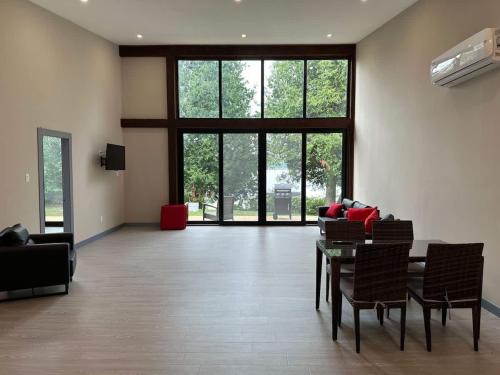 3-bedroom Lakefront Villa #8