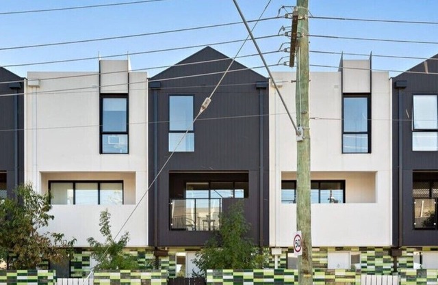 3 Bedroom Modern Living in the Centre of Clayton!