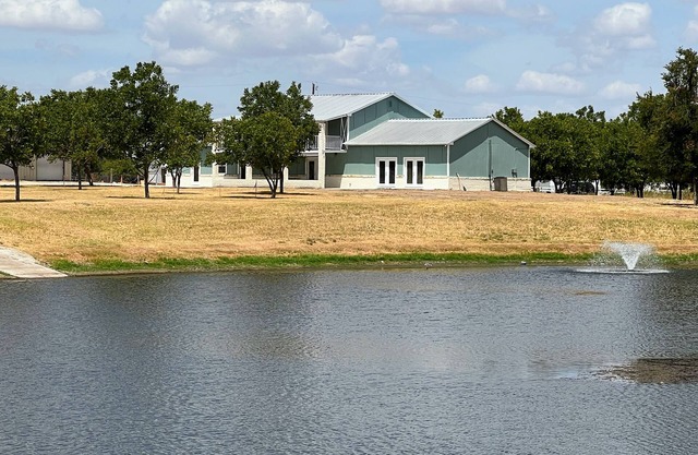 3 Bedroom Ranch-house with a Private Lake. Swim/Fish/Kayak