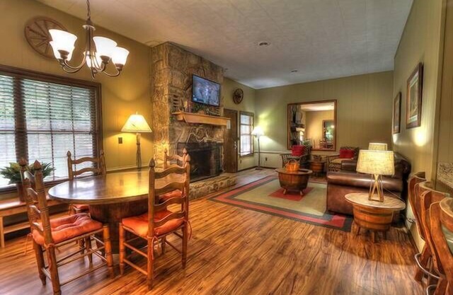 3 Bedroom Riverside Cabin minutes to Downtown Gatlinburg