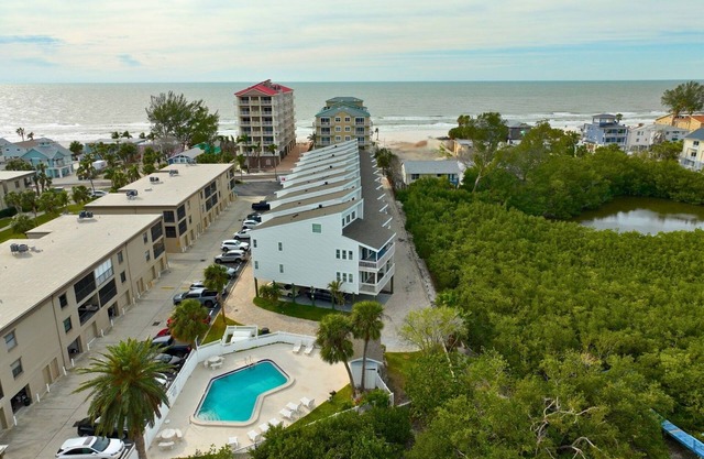 3-bedroom Treehouse on the Beach!